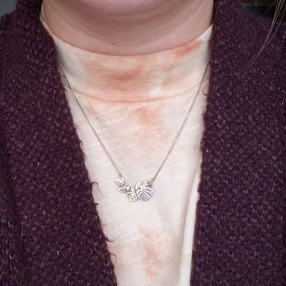 Sterling silver banana leaf necklace with gemstone - Picture 3 of 4